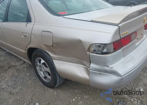 1998 Toyota Camry Le z USA, uszkodzony, nr VIN 4T1BG22K6WU836410